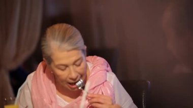 Yaşlı bir çift yemek vardır