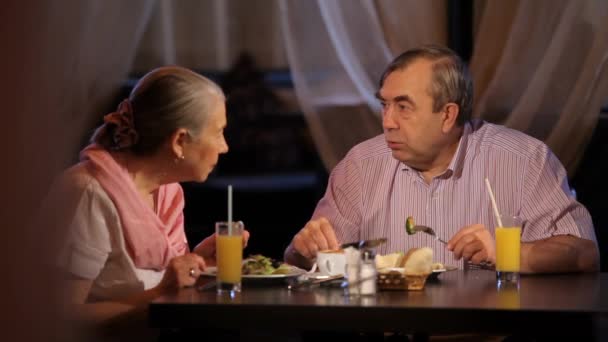 Ένα ηλικιωμένο ζευγάρι έχει δείπνο — Αρχείο Βίντεο