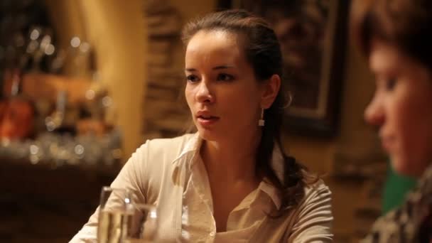 Chicas Divierten Café Con Alcohole — Vídeos de Stock