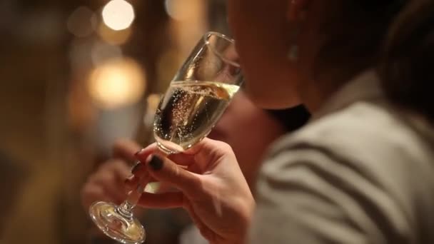 Flickor dricker champagne — Stockvideo