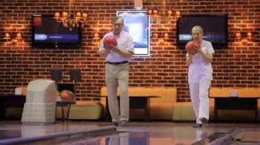 Yaşlı çift bowling oynar ve iyi eğlenceler