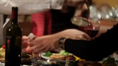 Kaç arkadaş grubu güçlü alcohole Cafe içiyor.