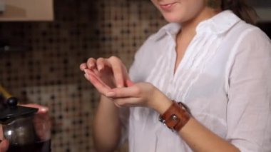 Vitaminler içme kız