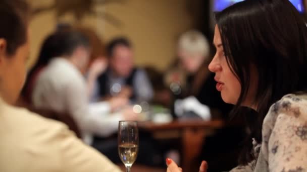 Chicas charlando en la cafetería — Vídeos de Stock