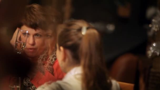 Девушки разговаривают в кафе — стоковое видео