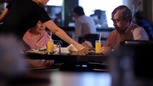 Ein älteres Ehepaar isst zu Abend — Stockvideo