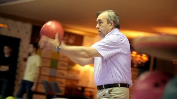 Oudere man speelt bowling — Stockvideo