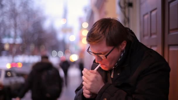 Мужчина курит на улице — стоковое видео