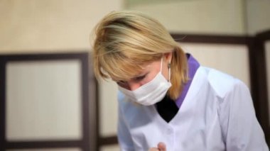 Bir uzman masöz bir Sağlık Merkezi tarafından masaj yüz.