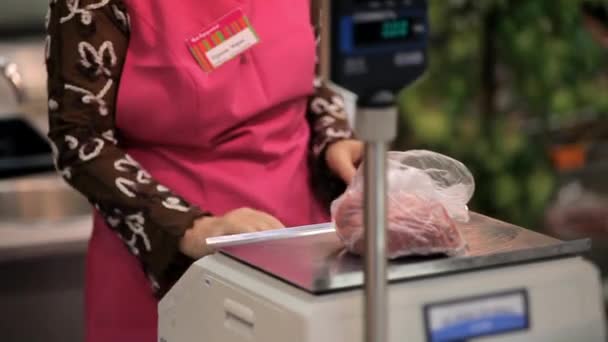 Verkäufer wägt Fleisch im Supermarkt — Stockvideo