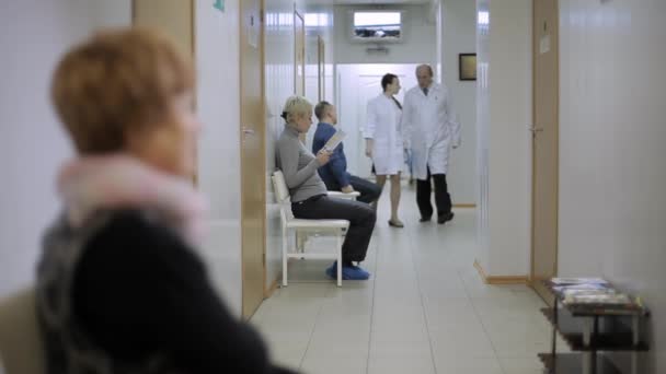 À l'hôpital Deux médecins marchent dans le couloir — Video