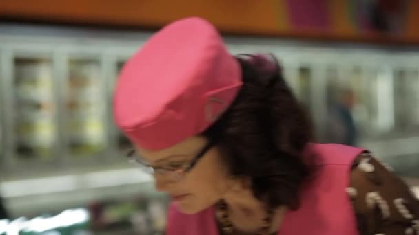 Vendeur pesant du fromage au supermarché 