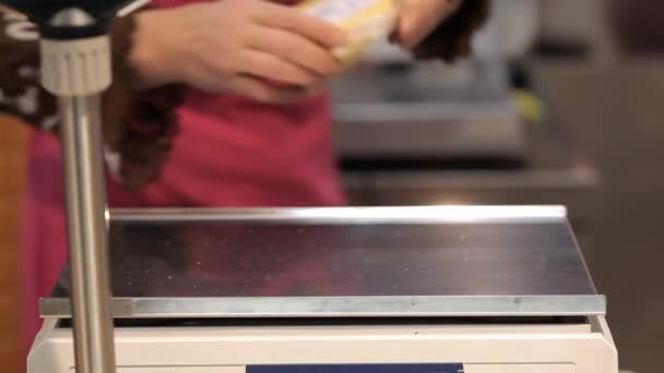 Vendedor que pesa queso en supermercado — Vídeo de stock