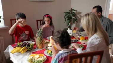 Mutlu bir aile tatil yemek vardır