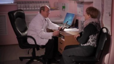 Klinisyen Doktor hastaya açıklayan adam