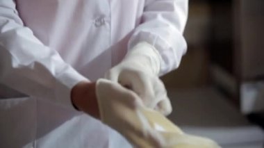Lateks eldiven takmışım doktor