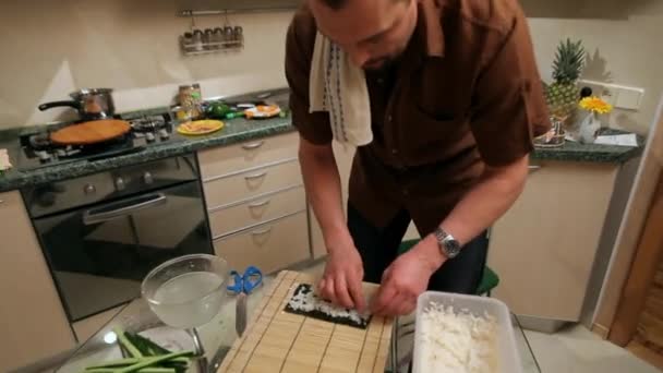 Matlagning en sushi hemma — Stockvideo