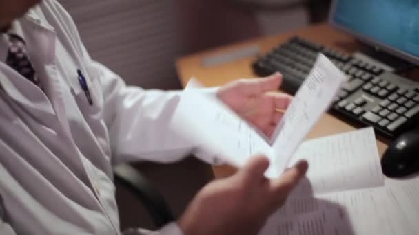 Il medico parla della diagnosi — Video Stock