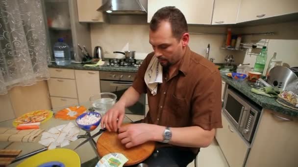 Готовить суши дома — стоковое видео