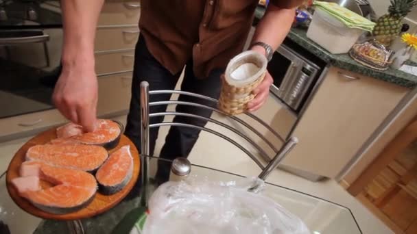 Σολομός τηγανισμένο σε ένα τηγάνι — Αρχείο Βίντεο
