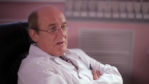 Le médecin parle du diagnostic — Video