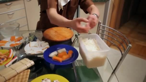 Koch salzt einen Fisch — Stockvideo