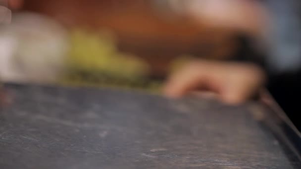 Une femme dans un supermarché achetant des légumes, pesant sur des balances — Video