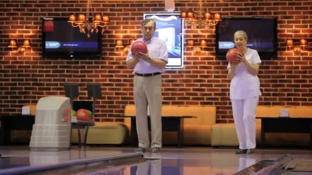 Elderly couple plays bowling — Stock Video