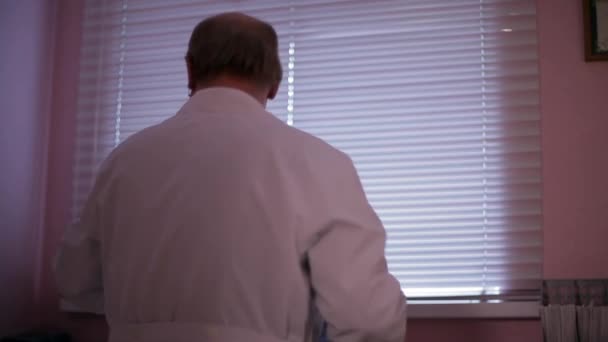 Γιατρός Αναλύοντας Την Ακτινογραφία Της Σπονδυλικής Στήλης Ασθενών Ένα Ιατρείο — Αρχείο Βίντεο