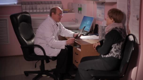 Klinisyen Doktor hastaya açıklayan adam — Stok video