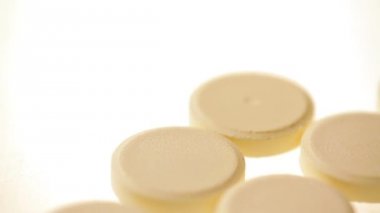 Bir bardak suda C vitamini kabarcıkları..