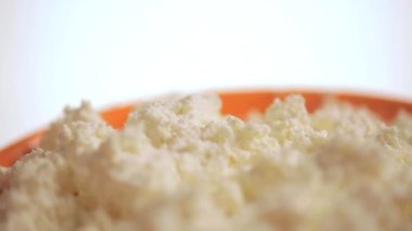 Plaka arka plan üzerinde beyaz peynir.