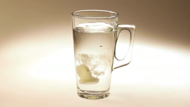 Sprudelnde Vitamin-C-Tabletten sprudeln im Glas Wasser. — Stockvideo