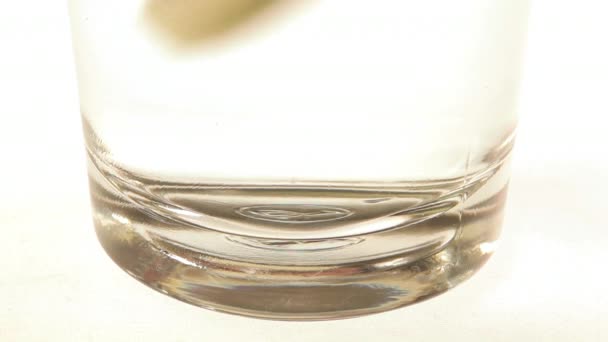 Ефективні бульбашки вітаміну С у склянці води . — стокове відео