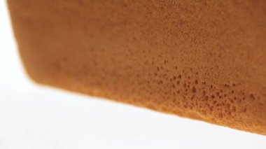 Ekmek pişirme. Ekmek. Taze pişmiş gevrek ekmek raflara.