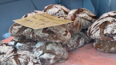Ekmek pişirme. Ekmek. Taze pişmiş gevrek ekmek raflara.