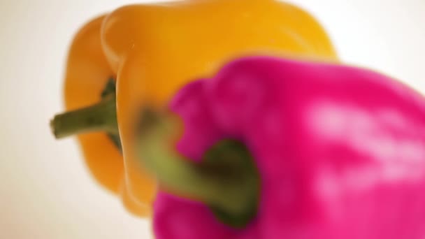Peper, rode en gele op tafel — Stockvideo