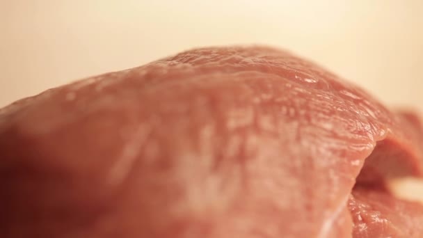 Φιλέτο νωπό κρέας σε ένα πιάτο — Αρχείο Βίντεο