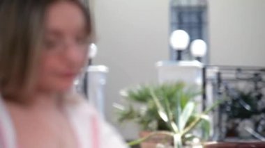 Kadın online öğretir