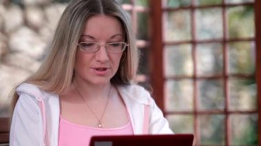 Kadın online öğretir