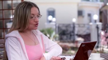 Genç kadın görüşmeler Skype