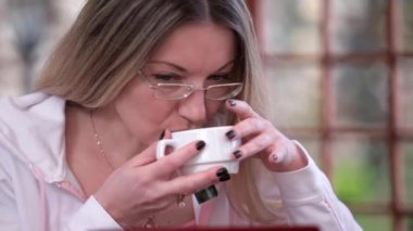 Kadın online öğretir