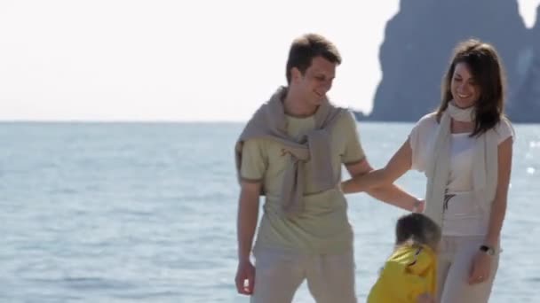 Mutlu Aile Üzerinde Deniz Kıyısı Güneşli Bir Günde Yürür — Stok video
