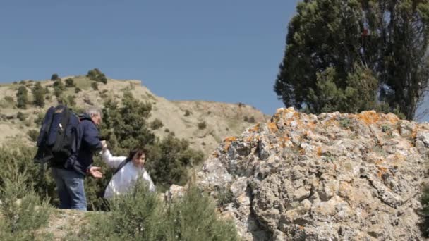 Сім'я туристів в горах — стокове відео