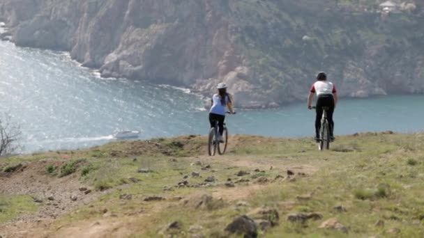 Jovem casal de bicicletas de montanha — Vídeo de Stock