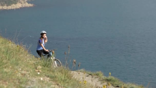Νεαρό ζευγάρι από ποδήλατα βουνού — Αρχείο Βίντεο