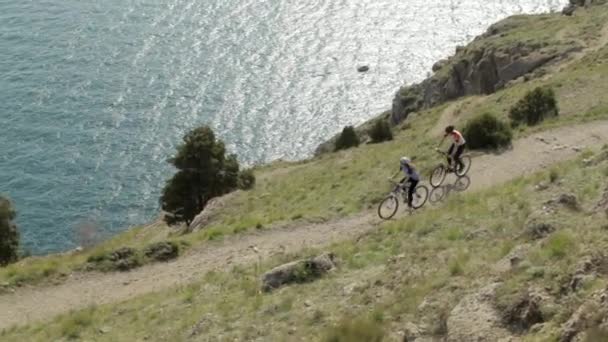 Pareja joven en bicicleta de montaña — Vídeo de stock