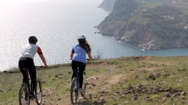 산악 자전거에 의해 젊은 부부 — 비디오
