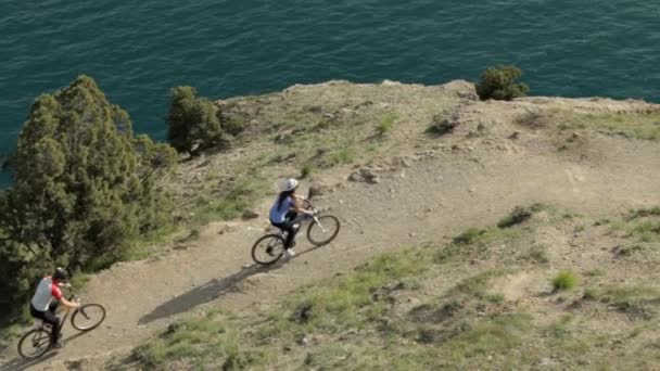 Pareja joven en bicicleta de montaña — Vídeos de Stock