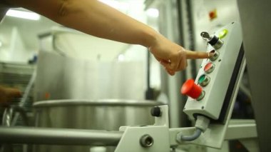 İşçi ekipman üzerinde bir düğmeye basmadan